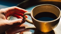Ilustrasi. Cara minum kopi bisa mencerminkan bagaimana seseorang menjalani hidup, termasuk kebiasaan membiarkan secangkir kopi hangat yang mendingin. (foto:dok/malangtime]