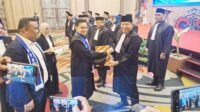 Ketua DPC PERADI Gorontalo, Arif Mahfudin Ibrahim saat menyerahkan SK keanggotaan kepada Ahmad Andrika Hasan. [foto:dok/nusantara1]