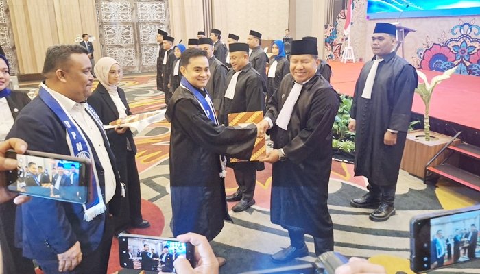 Ketua DPC PERADI Gorontalo, Arif Mahfudin Ibrahim saat menyerahkan SK keanggotaan kepada Ahmad Andrika Hasan. [foto:dok/nusantara1]