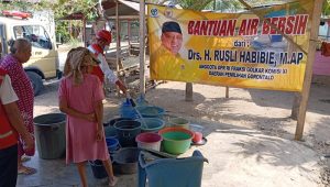 Tim Rusli Habibie saat menyalurkan air bersih ke 24 desa yang terdampak kekesingan di Gorontalo. [foto:dok/tim rh]