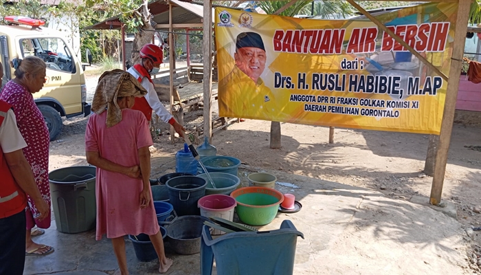 Tim Rusli Habibie saat menyalurkan air bersih ke 24 desa yang terdampak kekesingan di Gorontalo. [foto:dok/tim rh]