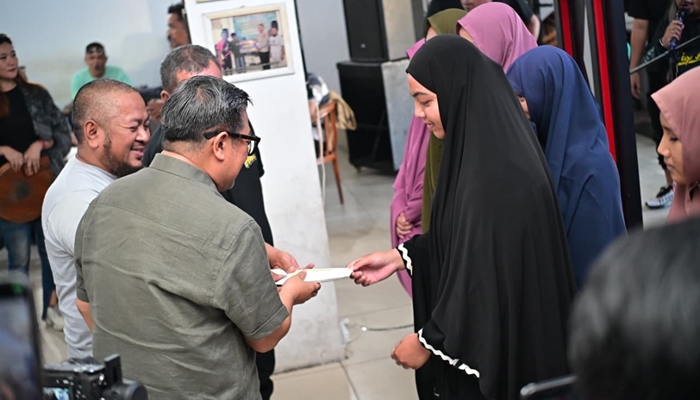 Penyerahan sisa anggaran ke Panti Asuhan. [foto:dok/warga amal]