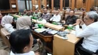 Ketua DPRD Provinsi Gorontalo, Idrus MT. Mopili, Gubernur Gorontalo Gusnar Ismail dan pejabat terkait lainnya, saat koordinasi dengan Dirjen KSDAE Kementerian Kehutanan. [foto:dok/humas]