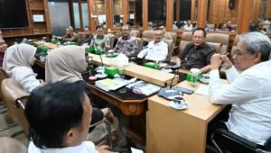 Ketua DPRD Provinsi Gorontalo, Idrus MT. Mopili, Gubernur Gorontalo Gusnar Ismail dan pejabat terkait lainnya, saat koordinasi dengan Dirjen KSDAE Kementerian Kehutanan. [foto:dok/humas]