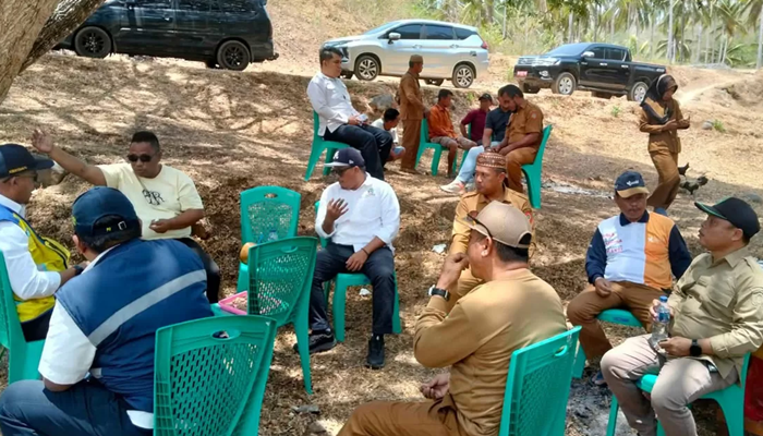 Anggota DPRD Gorontalo Utara, Lukum Diko bersama tim dari BWSS dan dinas teknis Pemkab Gorontalo Utara mengunjungi embung ilangata. [foto:dok/ist]