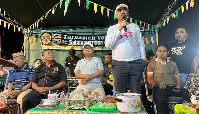 Anggota DPRD Gorontalo Utara, Hamza Sidik hadir dalam turnamen bola voli di Kecamatan Monano. [foto:dok/ist]