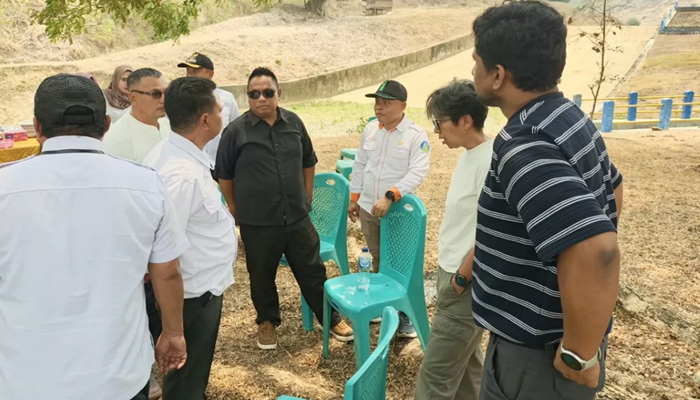Anggota DPRD Gorontalo Utara, Lukum Diko mendukung dilakukan penghijauan di kawasan Embung Ilangata. [foto:dok/ist]