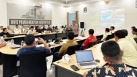 AKP M. Atmal Fauzi, SH, memaparkan materi sosialisasi bertajuk ‘Strategi Penanganan Radikalisme dan Terorisme’ kepada peserta di Aula Saronde UP Gorontalo. [foto:dok/pln]