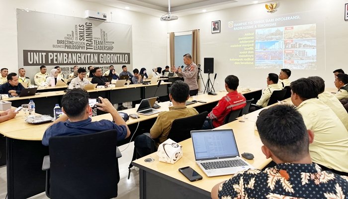 AKP M. Atmal Fauzi, SH, memaparkan materi sosialisasi bertajuk ‘Strategi Penanganan Radikalisme dan Terorisme’ kepada peserta di Aula Saronde UP Gorontalo. [foto:dok/pln]