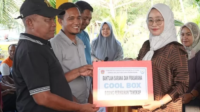 Anggota DPRD Gorontalo Utara, Evelin K Sunge saat menyerahkan bantuan sarana dan prasarana perikanan serta pertanian untuk masyarakat Desa Hutakalo. [foto:dok/ist]