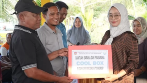 Anggota DPRD Gorontalo Utara, Evelin K Sunge saat menyerahkan bantuan sarana dan prasarana perikanan serta pertanian untuk masyarakat Desa Hutakalo. [foto:dok/ist]