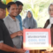 Anggota DPRD Gorontalo Utara, Evelin K Sunge saat menyerahkan bantuan sarana dan prasarana perikanan serta pertanian untuk masyarakat Desa Hutakalo. [foto:dok/ist]