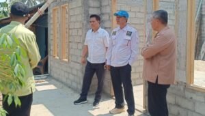 Pimpinan DPRD bersama anggota Komisi III dan Sekwan, saat kunjungan di Kelurahan Tilihuwa, Kecamatan Limboto. [foto:dok/humas]