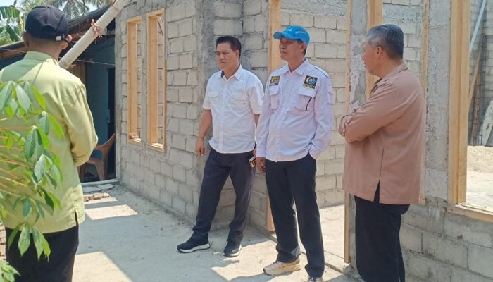 Pimpinan DPRD bersama anggota Komisi III dan Sekwan, saat kunjungan di Kelurahan Tilihuwa, Kecamatan Limboto. [foto:dok/humas]