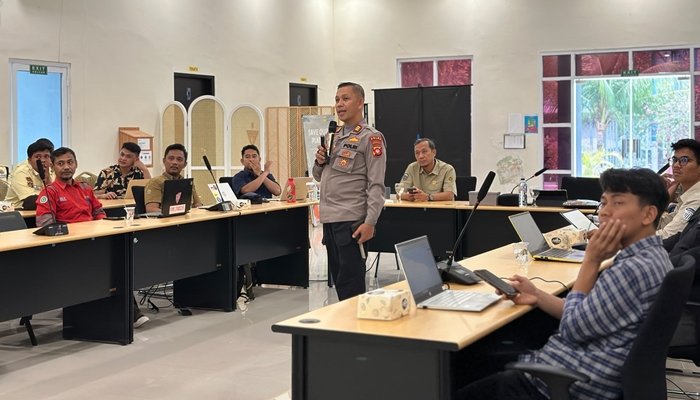 AKP. M. Atmal Fauzi, dari Polda Gorontalo memaparkan materi tentang ‘Strategi Penanganan Radikalisme dan Terorisme’ kepada pegawai PLN Nusantara Power UP Gorontalo. [foto:dok/pln]