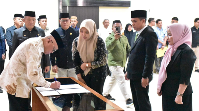 Bupati Gorontalo, Sofyan Puhi melantik dan mengukuhkan 17 pejabat administrator dan pengawas di lingkungan Pemerintah Kabupaten Gorontalo, Jumat 9 Oktober 2026. [foto:dok/humas]