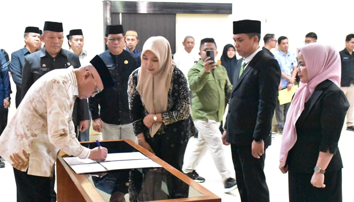 Bupati Gorontalo, Sofyan Puhi melantik dan mengukuhkan 17 pejabat administrator dan pengawas di lingkungan Pemerintah Kabupaten Gorontalo, Jumat 9 Oktober 2026. [foto:dok/humas]