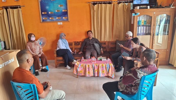 Jajaran Komisi I DPRD Provinsi Gorontalo, saat turun lapangan ke Desa Molingkapoto, Kwandang.[foto:dok/humas]