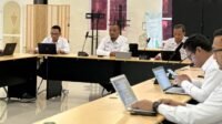 Manager PLN Nusantara Power UP Gorontalo, Yan Suprayogi, memberikan arahan kepada pegawai sebagai bentuk penguatan semangat kolaborasi, inovasi, dan profesionalisme generasi muda dalam mendukung keandalan pembangkit serta penyediaan energi bagi masyarakat Gorontalo dan Sulawesi Tengah. [foto:dik/pln]