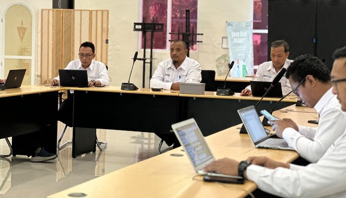 Manager PLN Nusantara Power UP Gorontalo, Yan Suprayogi, memberikan arahan kepada pegawai sebagai bentuk penguatan semangat kolaborasi, inovasi, dan profesionalisme generasi muda dalam mendukung keandalan pembangkit serta penyediaan energi bagi masyarakat Gorontalo dan Sulawesi Tengah. [foto:dik/pln]