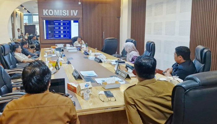 Pimpinan dan jajaran Komisi IV saat rapat Dinas Parekrafpora.[foto:dok/nusantara1]