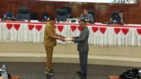 Penyerahan naskah Ranperda oleh Gubernur Gorontalo, Gusnar Ismail kepada Ketua DPRD, Idrus MT. Mopili.[foto:dok/nusantara1]