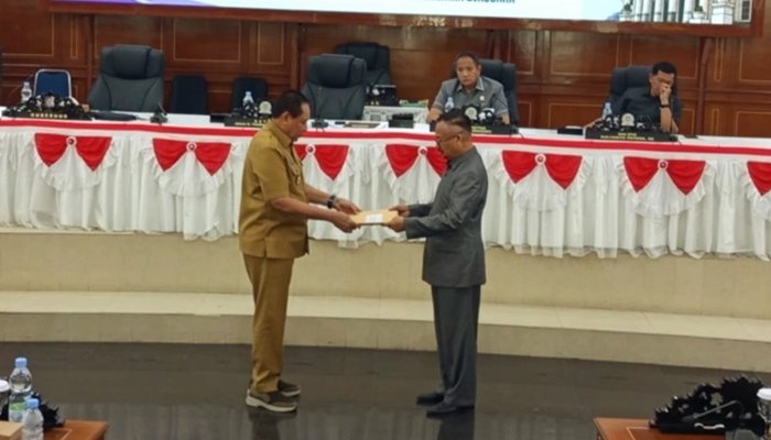 Penyerahan naskah Ranperda oleh Gubernur Gorontalo, Gusnar Ismail kepada Ketua DPRD, Idrus MT. Mopili.[foto:dok/nusantara1]