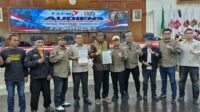 Pimpinan DPRD bersama anggota Komisi IV, menandatangani surat rekomendasi, disaksikan oleh massa aksi dari FSPMI.[foto:dok/nusantara1]