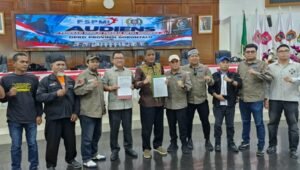 Pimpinan DPRD bersama anggota Komisi IV, menandatangani surat rekomendasi, disaksikan oleh massa aksi dari FSPMI.[foto:dok/nusantara1]