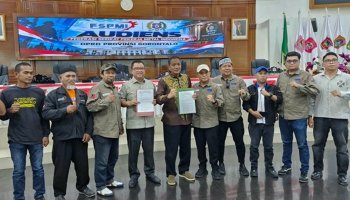Pimpinan DPRD bersama anggota Komisi IV, menandatangani surat rekomendasi, disaksikan oleh massa aksi dari FSPMI.[foto:dok/nusantara1]