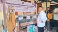 Penyerahan bantuan oleh Ketua DPRD Provinsi Gorontalo, Idrus MT. Mopili kepada pelaku IKM. [foto:dok/humas]