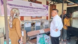 Penyerahan bantuan oleh Ketua DPRD Provinsi Gorontalo, Idrus MT. Mopili kepada pelaku IKM. [foto:dok/humas]