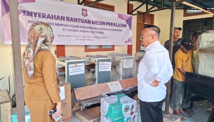Penyerahan bantuan oleh Ketua DPRD Provinsi Gorontalo, Idrus MT. Mopili kepada pelaku IKM. [foto:dok/humas]