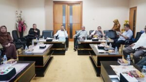 Rapat Banggar bersama Komisi dan Sekretariat DPRD di ruang Ketua DPRD. [foto:dok/humas]