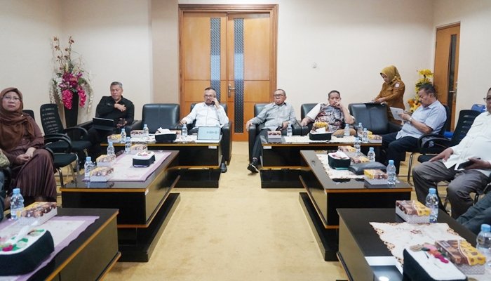 Rapat Banggar bersama Komisi dan Sekretariat DPRD di ruang Ketua DPRD. [foto:dok/humas]