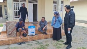 Kunjungan lapangan Komisi II di Desa Pilohayanga. [foto:dok/humas]
