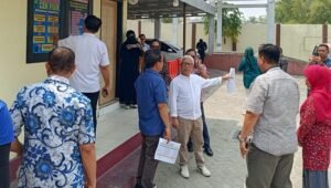 Jajaran Komisi I melakukan kunjungan dan melihat langsung alur pengurusan di Samsat Kabupaten Gorontalo. [foto:dok/humas]