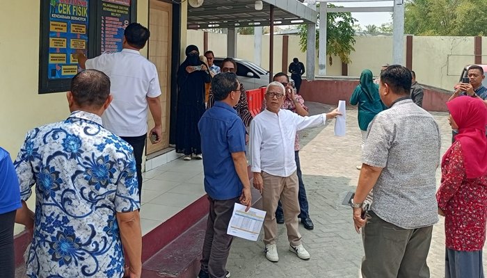 Jajaran Komisi I melakukan kunjungan dan melihat langsung alur pengurusan di Samsat Kabupaten Gorontalo. [foto:dok/humas]