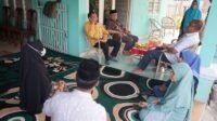 Komisi IV DPRD Provinsi Gorontalo saat berbincang dengan warga yang ikut dalam Majelis Taklim Nurul Iman. [foto:dok/humas]