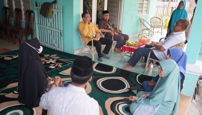 Komisi IV DPRD Provinsi Gorontalo saat berbincang dengan warga yang ikut dalam Majelis Taklim Nurul Iman. [foto:dok/humas]