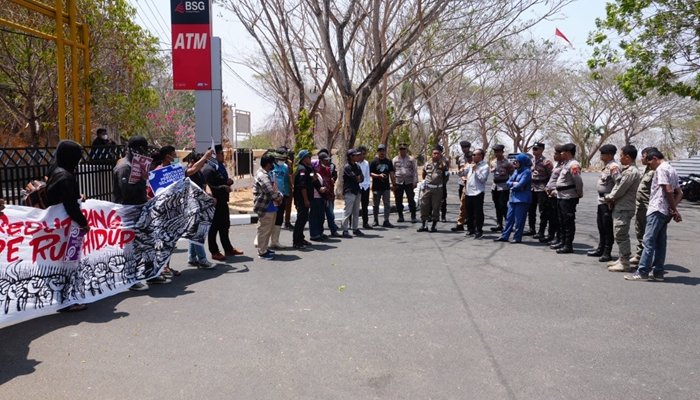 Legislator saat menerima aksi massa, di halaman Gedung DPRD Provinsi Gorontalo. [foto:dok/humas]