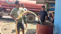 Anggota DPRD Gorontalo Utara, Windra Lagarusu saat menyalurkan air bersih ke masyarakat. [foto:dok/Windra Lagarusu]