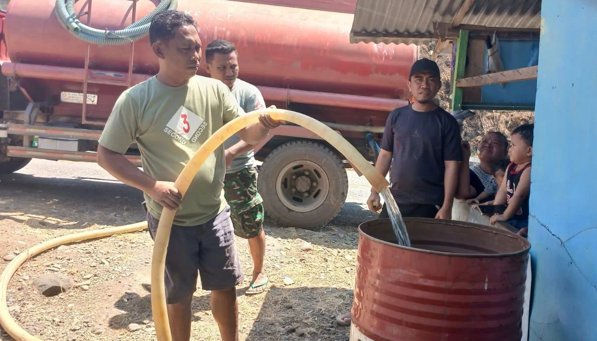 Anggota DPRD Gorontalo Utara, Windra Lagarusu saat menyalurkan air bersih ke masyarakat. [foto:dok/Windra Lagarusu]