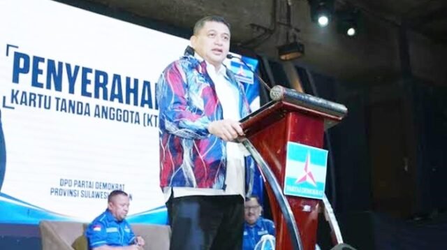 Munafri Arifuddin alias Appi saat memberi sambutan usai menerima KTA Partai Demokrat. [foto:dok/mi]