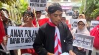 Belasan orang dari 'Pejuang Merah Putih Indonesia' mendatangi kediaman Jokowi di Solo, menuntut Gibran segera mundur dari jabatan wakil presiden. [foto:dok/fakta kini]