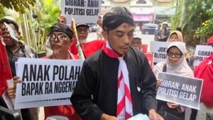 Belasan orang dari 'Pejuang Merah Putih Indonesia' mendatangi kediaman Jokowi di Solo, menuntut Gibran segera mundur dari jabatan wakil presiden. [foto:dok/fakta kini]