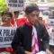 Belasan orang dari 'Pejuang Merah Putih Indonesia' mendatangi kediaman Jokowi di Solo, menuntut Gibran segera mundur dari jabatan wakil presiden. [foto:dok/fakta kini]