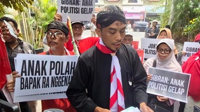 Belasan orang dari 'Pejuang Merah Putih Indonesia' mendatangi kediaman Jokowi di Solo, menuntut Gibran segera mundur dari jabatan wakil presiden. [foto:dok/fakta kini]