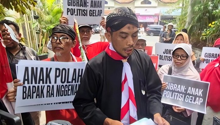 Belasan orang dari 'Pejuang Merah Putih Indonesia' mendatangi kediaman Jokowi di Solo, menuntut Gibran segera mundur dari jabatan wakil presiden. [foto:dok/fakta kini]