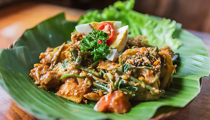 Ilustrasi. Sepiring gado-gado bisa menyimpan 'jebakan' kalori berlebih.[foto:dok/yukmakan]
